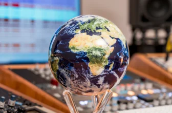 MOVA Globe Earth with Clouds – No Batteries, Just Light-Powered Desk Décor